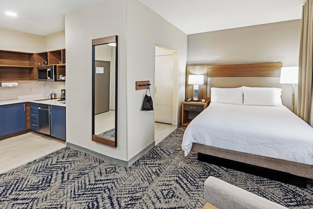 Studio Suite, 1 Queen Bed (Bath Shower Combination)