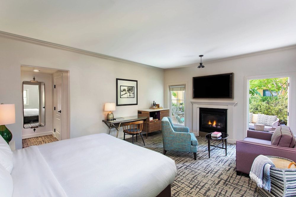 Junior Suite, 1 King Bed with Sofa bed, Non Smoking