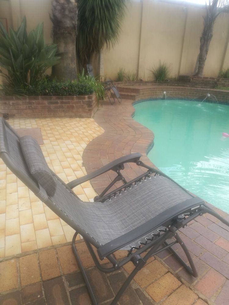 Naisar Holiday Home & Cottage Primrose Cottage, Pool View, Garden Area 8