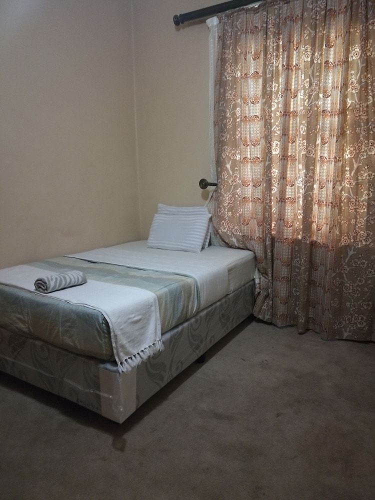 Naisar Holiday Home & Cottage Primrose Royal House, Garden Area 8