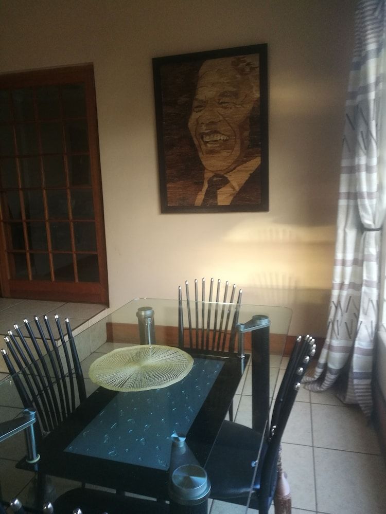 Naisar Holiday Home & Cottage Primrose Royal House, Garden Area 9