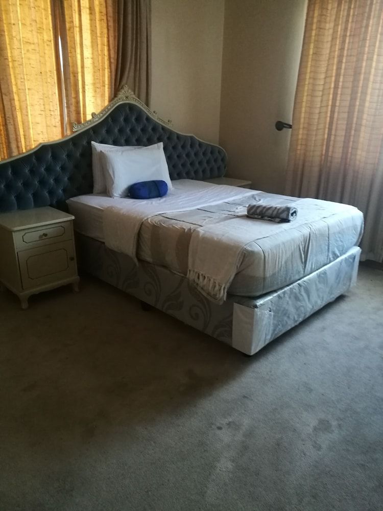 Naisar Holiday Home & Cottage Primrose Royal House, Garden Area 2