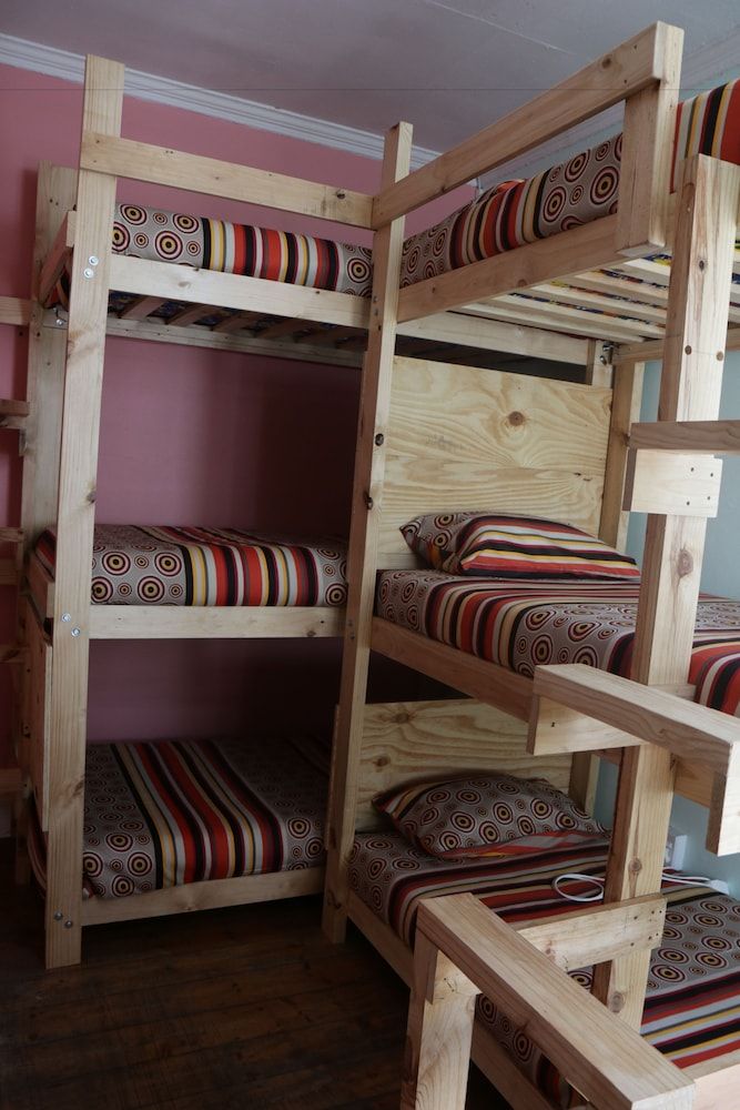 Urban Hive Backpackers 6 Sleeper Female Dorm 4