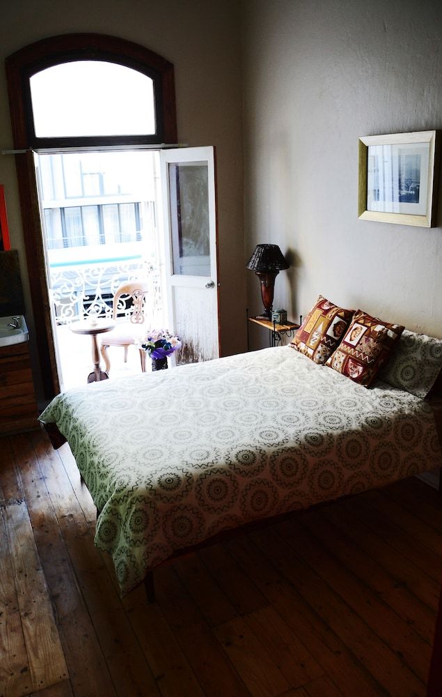 undefined Urban Hive Backpackers 3