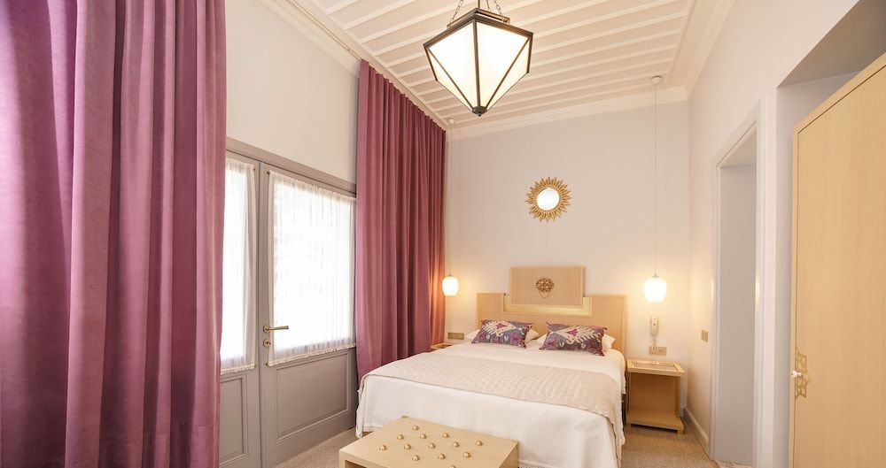 Honeymoon Suite, 1 Queen Bed, Partial Sea View