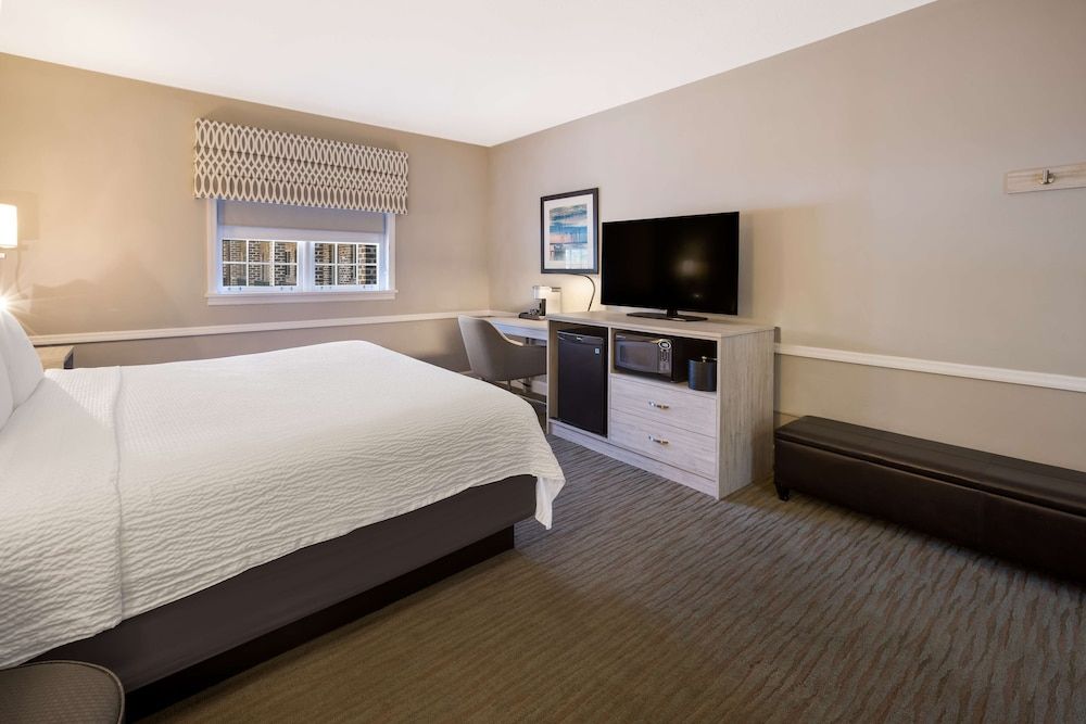 Best Western Sea Island Inn Standard Room, 1 King Bed, Non Smoking, Refrigerator & Microwave 5