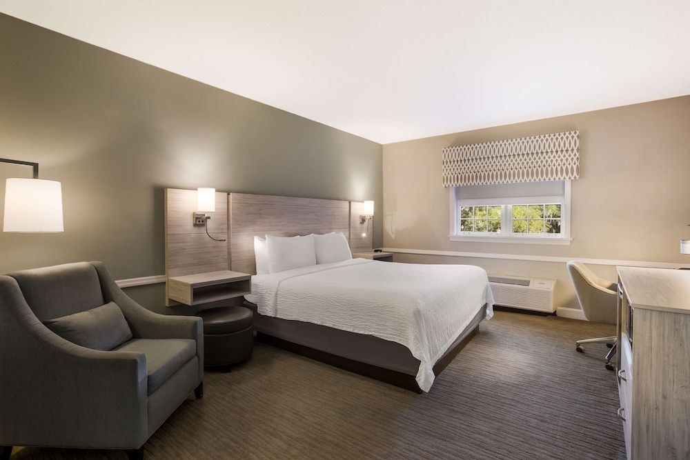 Best Western Sea Island Inn Standard Room, 1 King Bed, Non Smoking, Refrigerator & Microwave 4