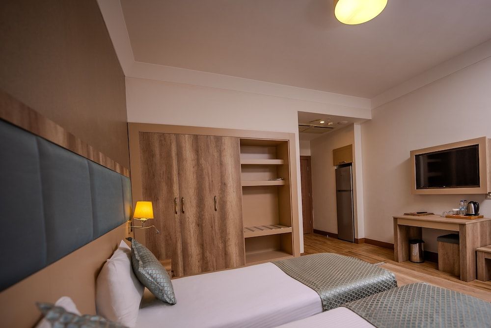 undefined Mari Suites Hotel 9