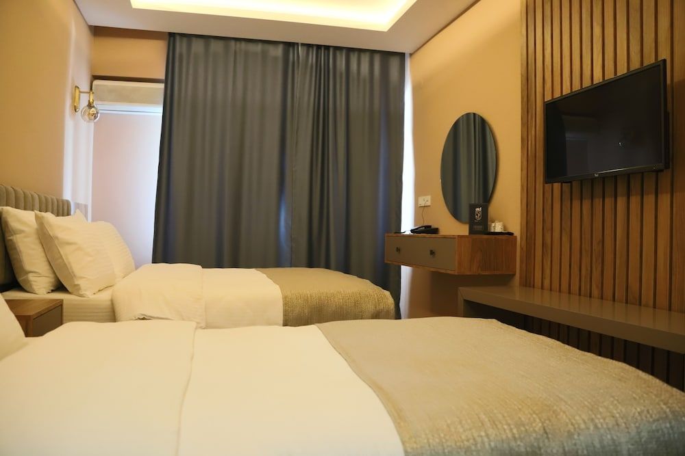 Otel 57 Deluxe Room 5