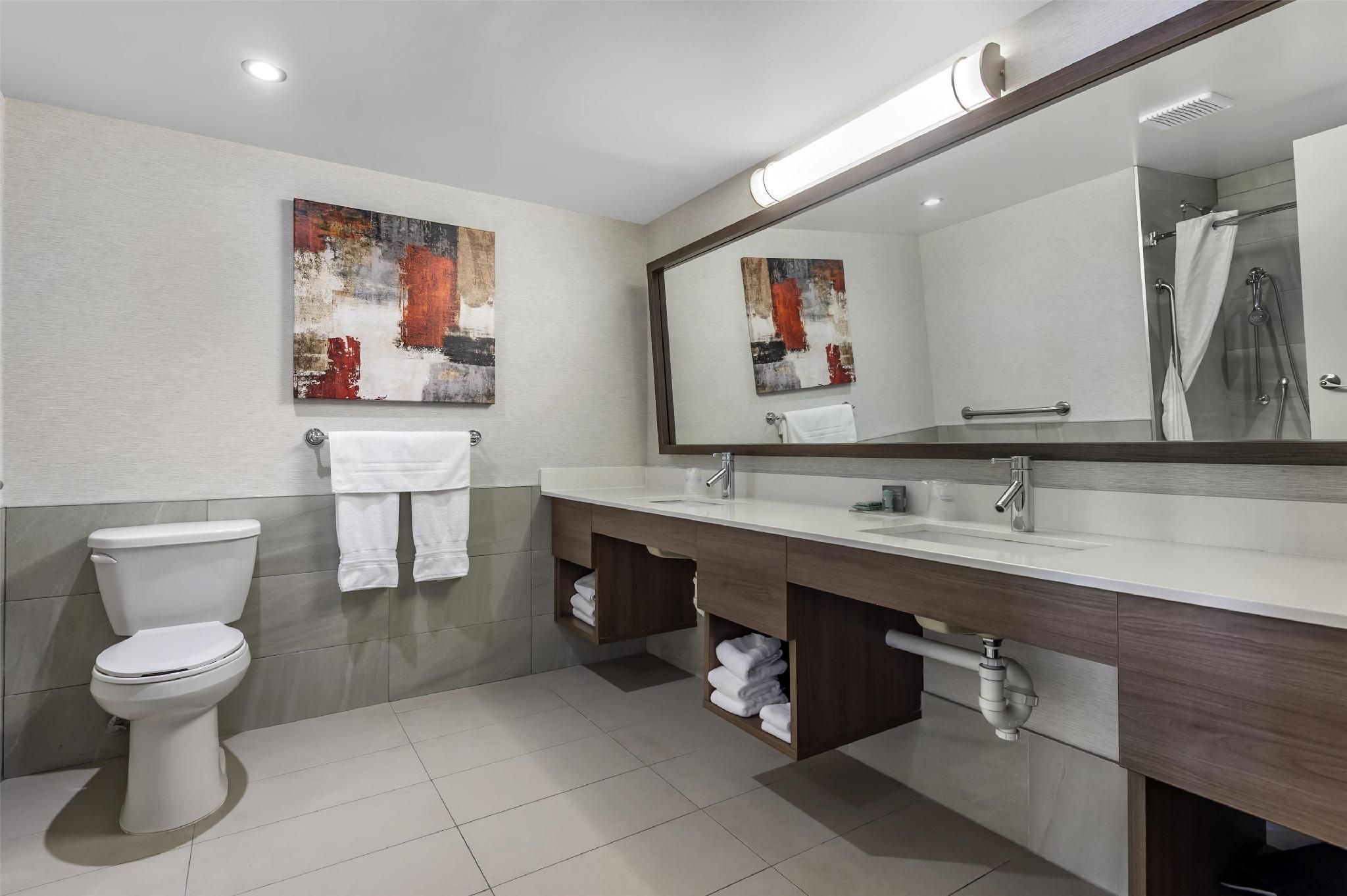 Best Western Hotel Brossard Accessible - Suite Accessibility - 1 King Bed, Roll-in Shower, Sofabed, Nonsmoking 2