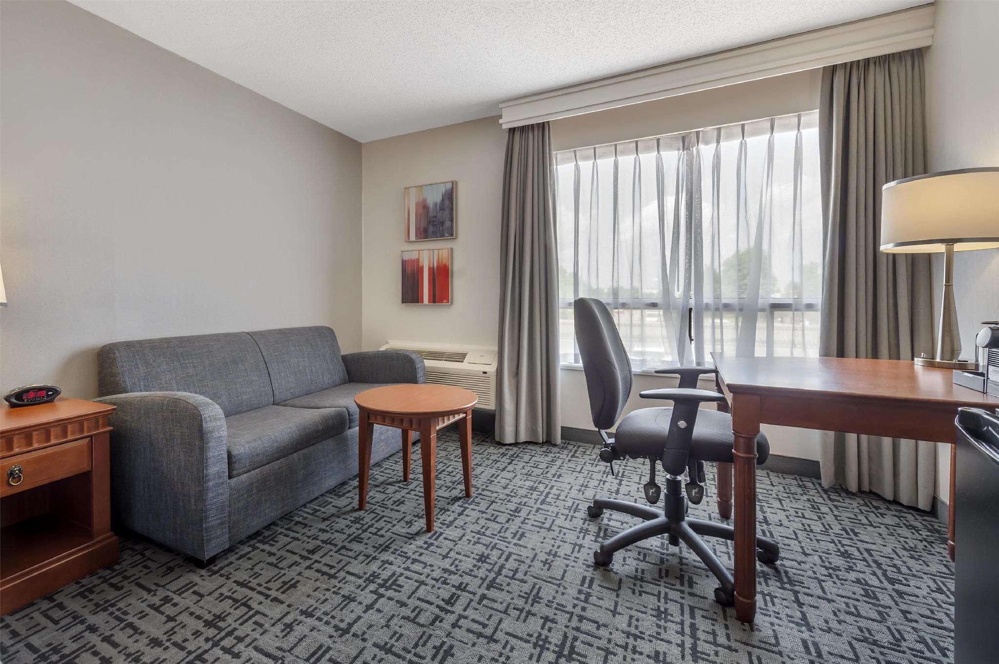 Best Western Hotel Brossard Accessible - Suite Accessibility - 1 King Bed, Roll-in Shower, Sofabed, Nonsmoking 3