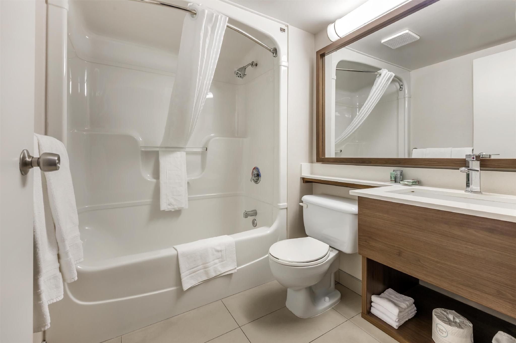 Best Western Hotel Brossard 2 Queen Beds, Nonsmoking, Second Floor 3