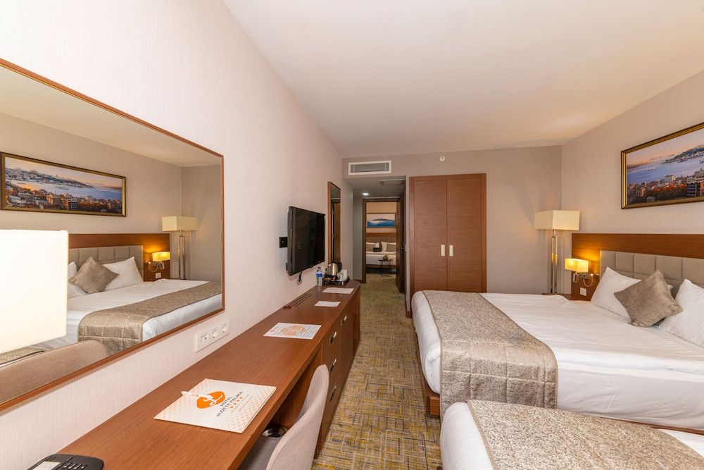 undefined Land Park Hotel 6