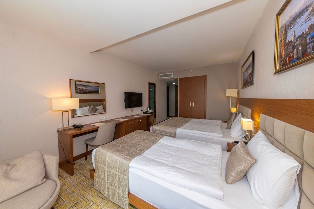 undefined Land Park Hotel 8