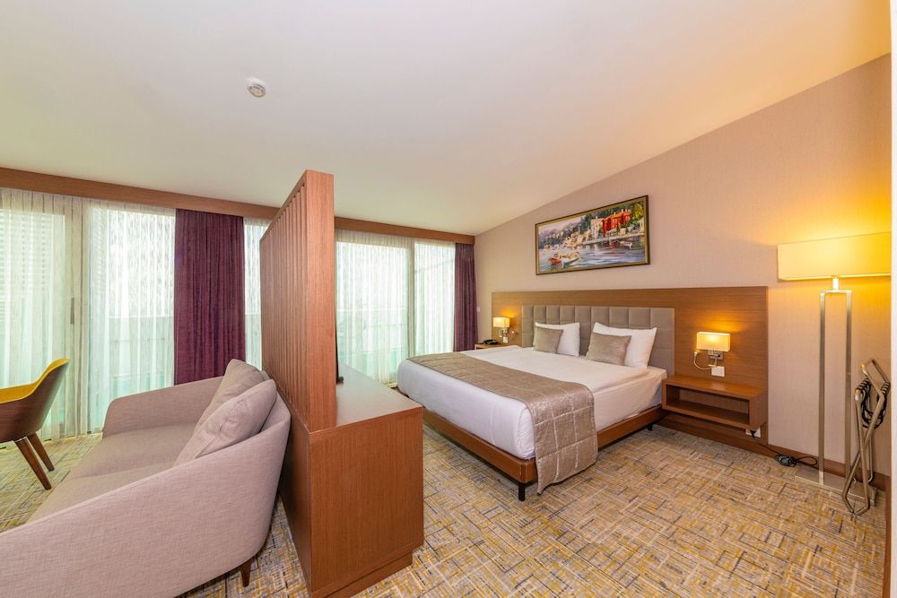 undefined Land Park Hotel 10