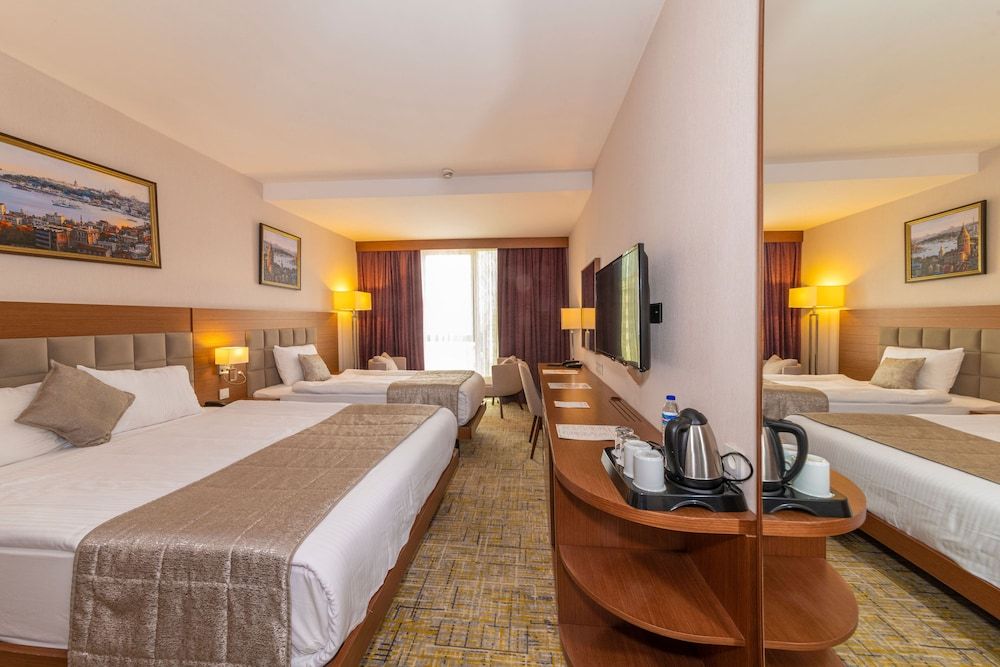 undefined Land Park Hotel 4