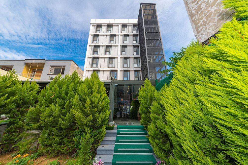 undefined Land Park Hotel 2