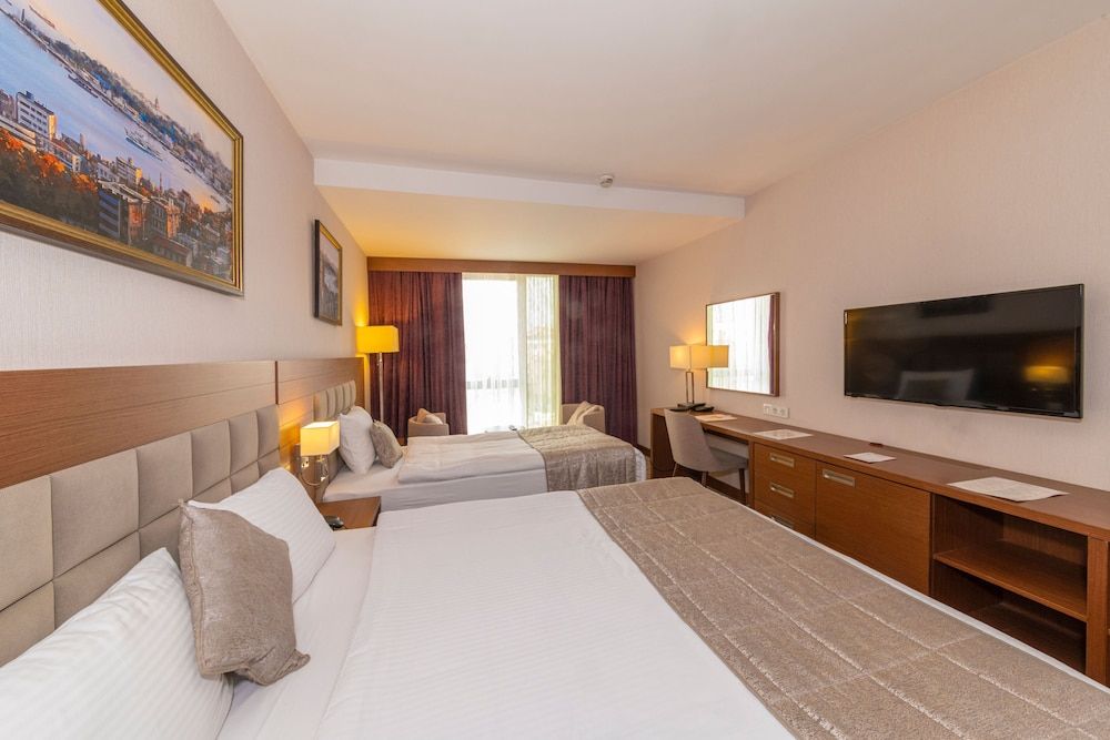 undefined Land Park Hotel 9