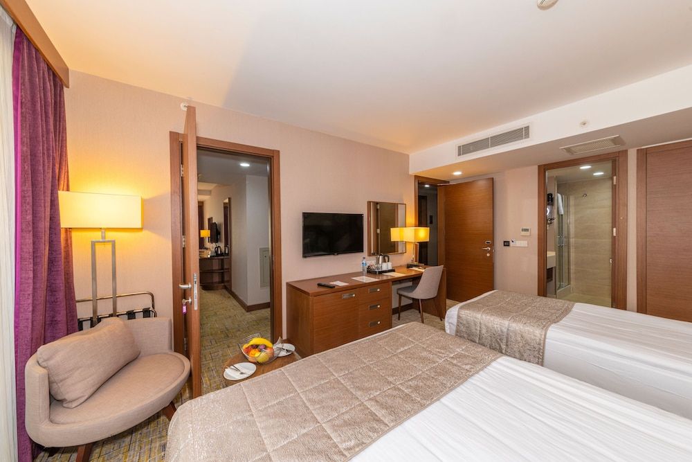 undefined Land Park Hotel 5