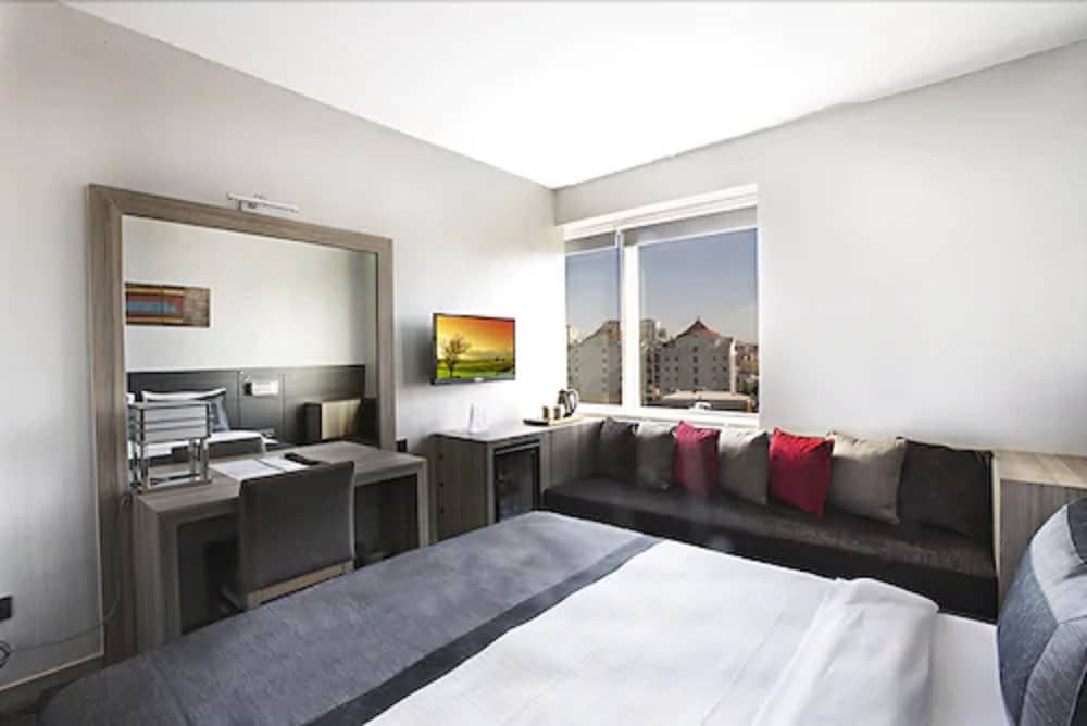 undefined Akoni Hotel 3