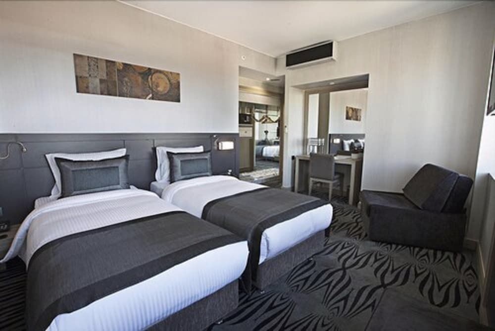 undefined Akoni Hotel 8