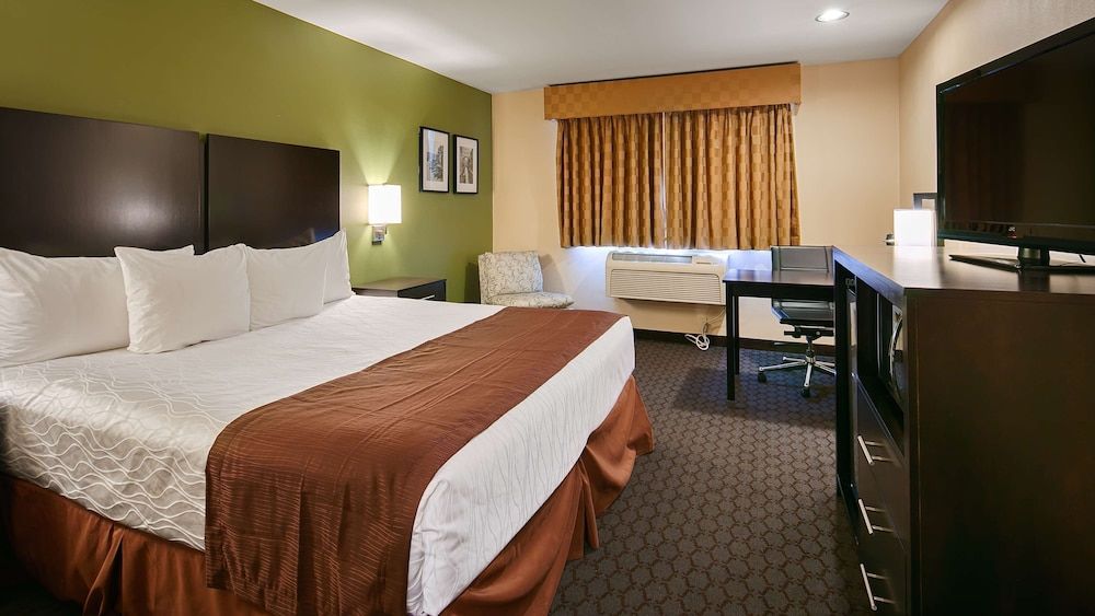 Standard Room, 1 King Bed, Non Smoking, Microwave