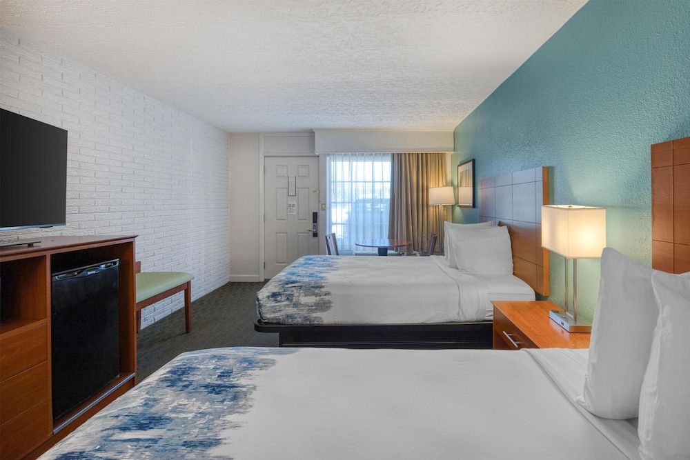 Best Western Hendersonville Inn Standard Room, 2 Double Beds, Smoking, Refrigerator & Microwave 2