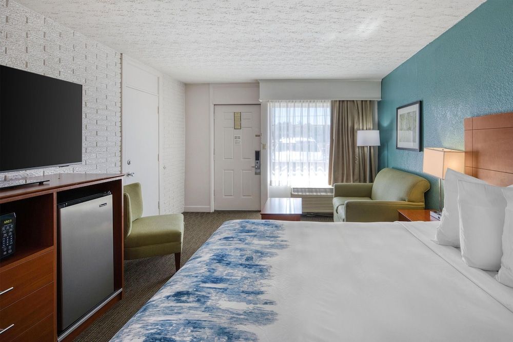 Best Western Hendersonville Inn Standard Room, 1 King Bed, Accessible, Refrigerator & Microwave 2