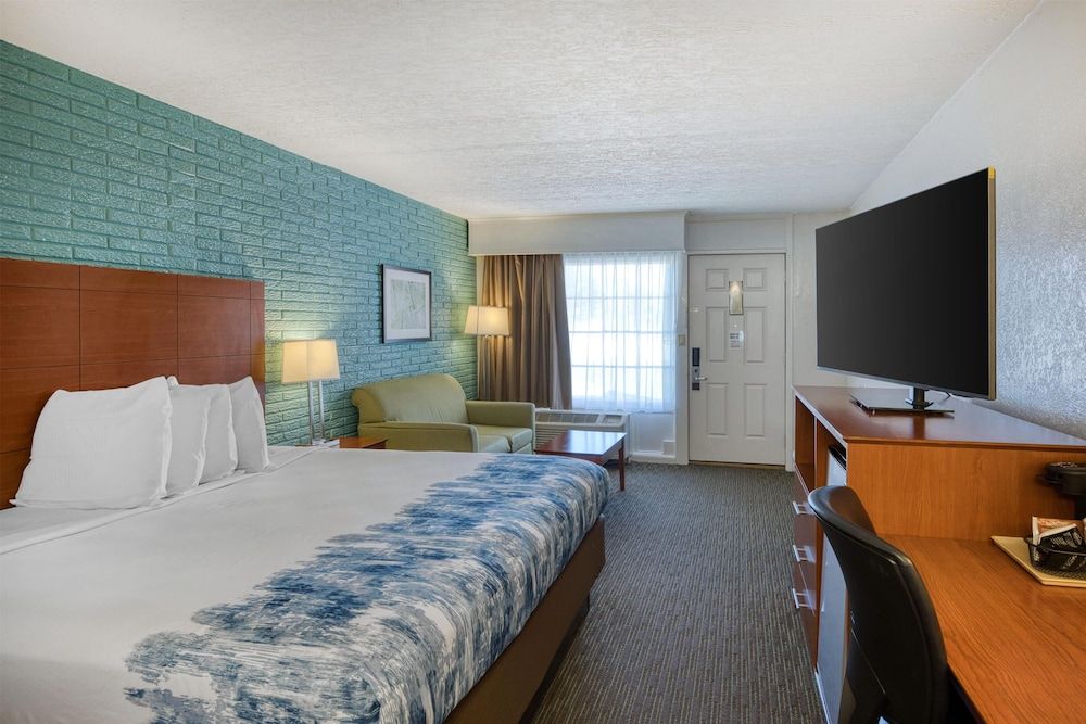 Best Western Hendersonville Inn Standard Room, 1 King Bed, Smoking, Refrigerator & Microwave 2