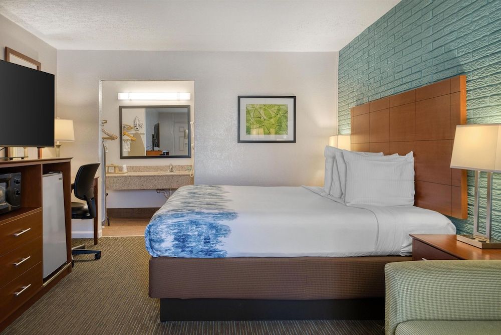 Best Western Hendersonville Inn Standard Room, 1 King Bed, Smoking, Refrigerator & Microwave