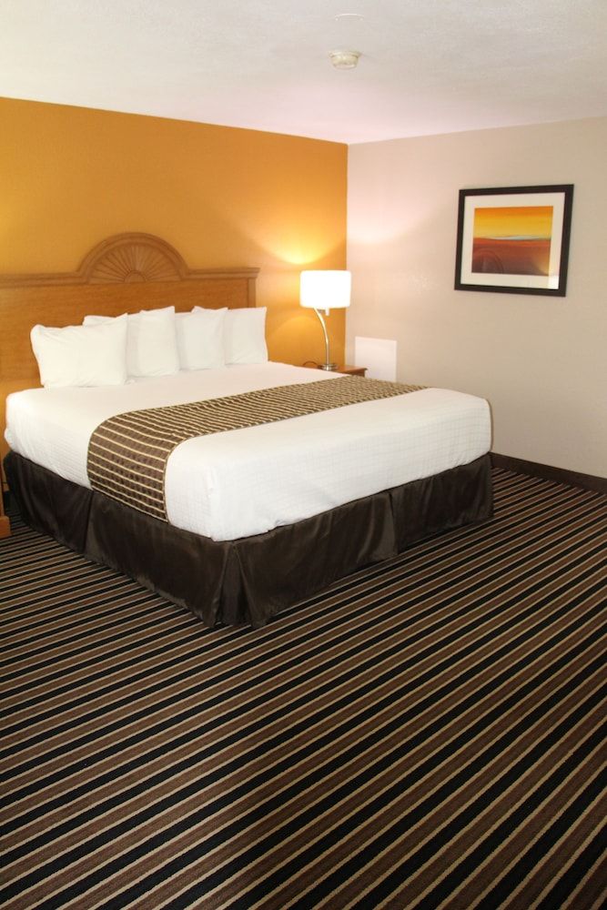 Westbridge Inn and Suites Standard Room, 2 Double Beds, Non Smoking 3