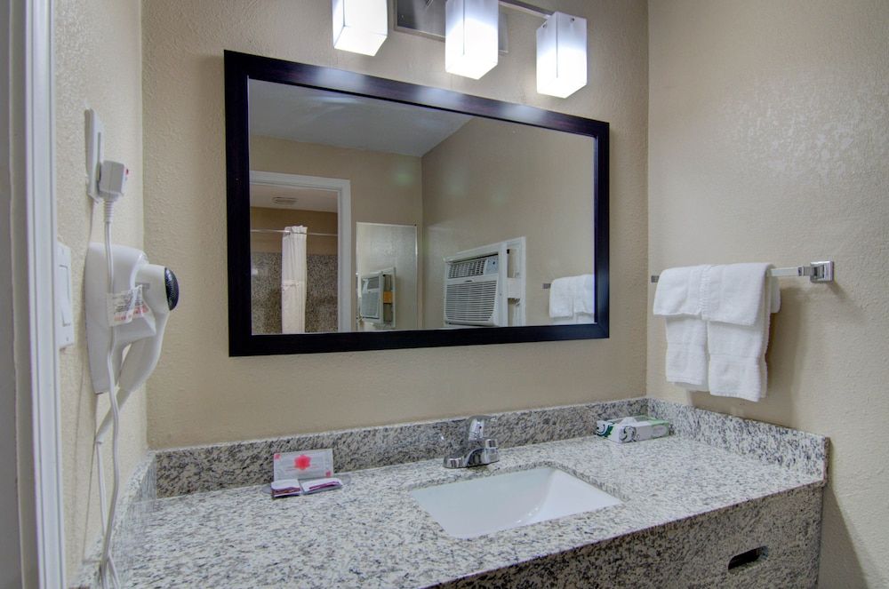 Westbridge Inn and Suites Standard Room, 2 Double Beds, Non Smoking 17