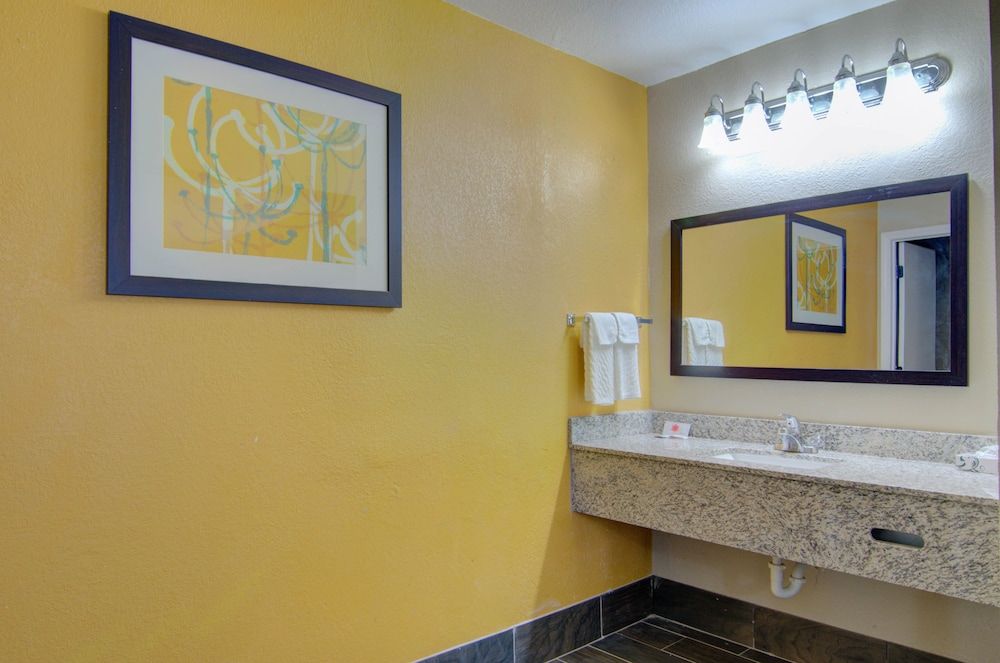 Westbridge Inn and Suites Standard Room, 2 Double Beds, Non Smoking 16