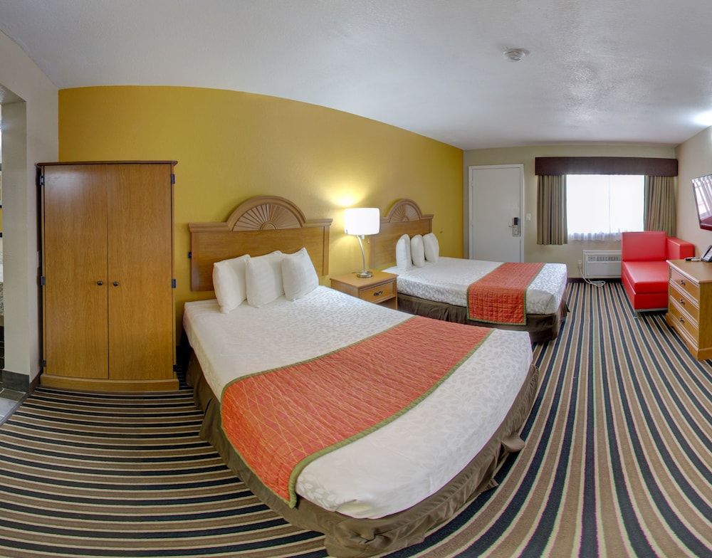 Westbridge Inn and Suites Deluxe Studio Suite, Triple beds 3