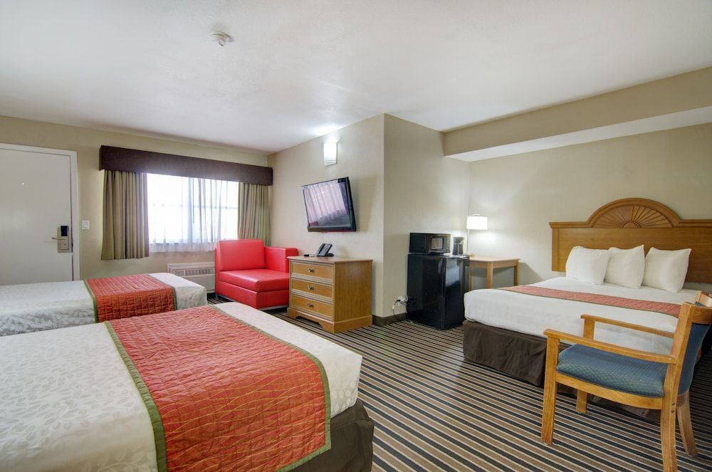 Westbridge Inn and Suites Deluxe Studio Suite, Triple beds 2