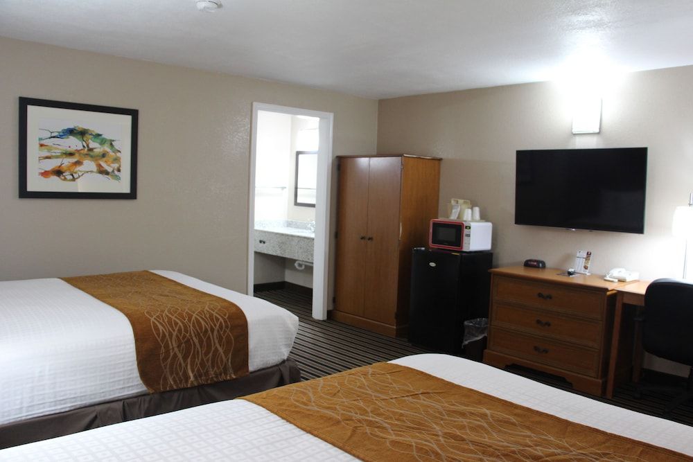 Westbridge Inn and Suites Standard Room, 2 Double Beds, Non Smoking 9