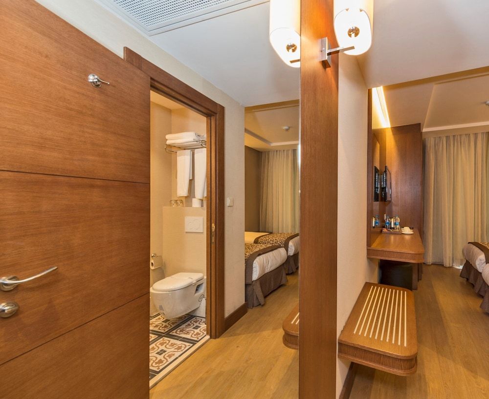 Viore Hotel Standard Double Room 8