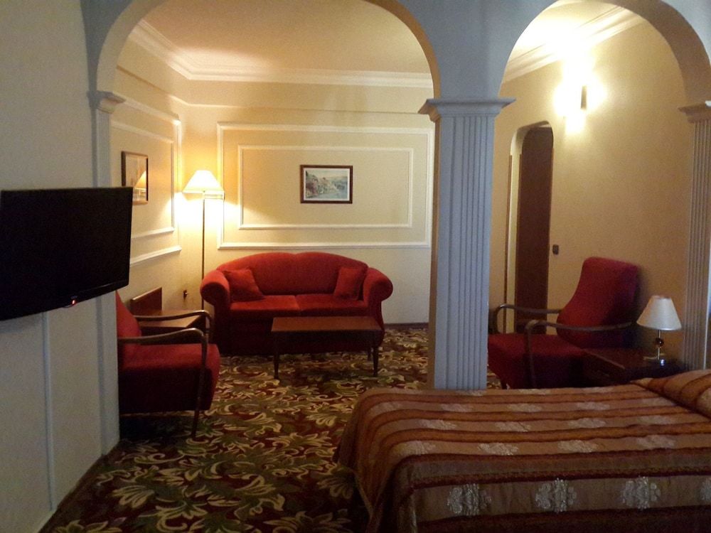 undefined Hotel Monopol 8