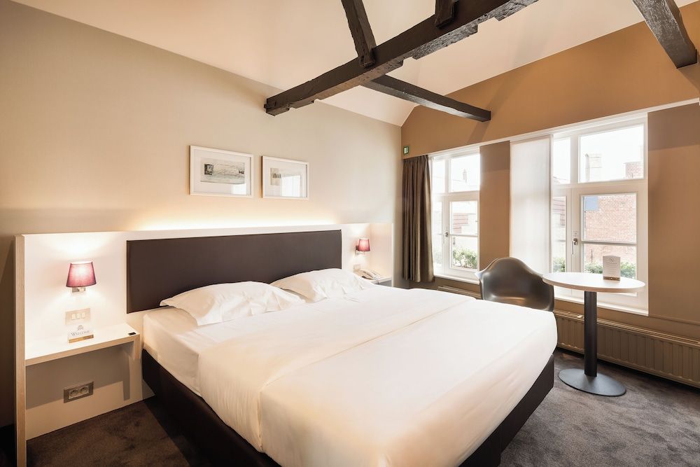 Comfort Room, 1 Queen Bed, City View (Mini)