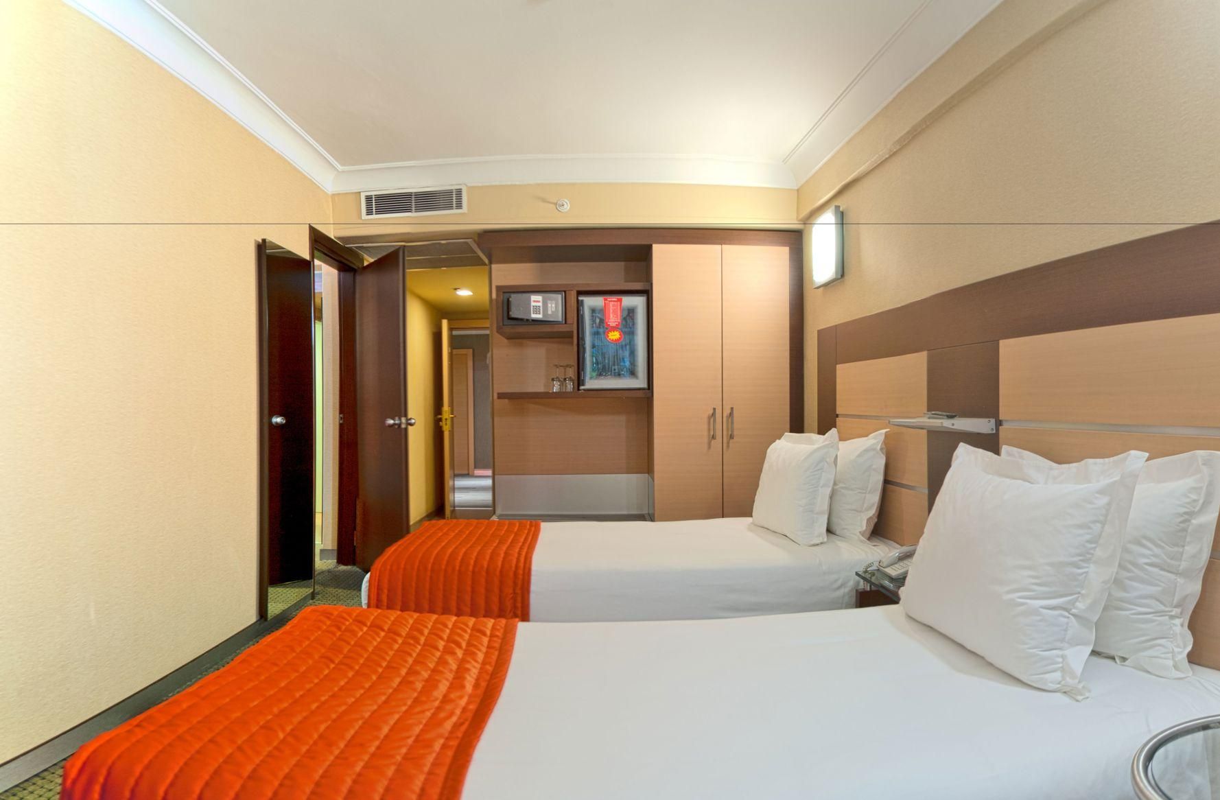 Lamartine Hotel Standard Twin Room 5