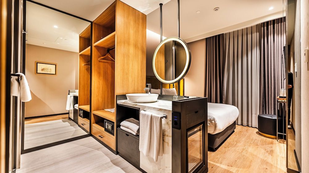 Lamartine Hotel Economy Studio, 1 Queen Bed 3