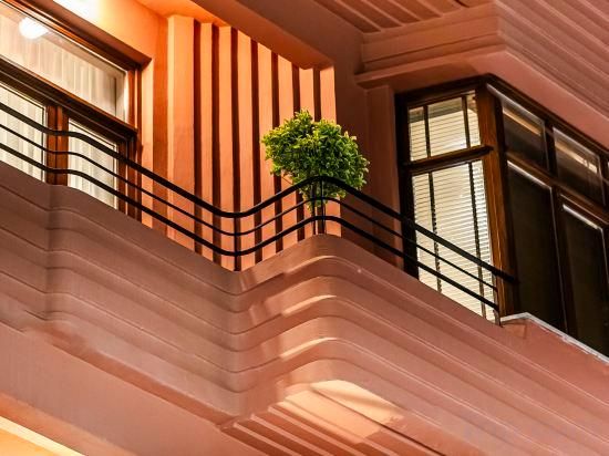 undefined Lamartine Hotel 4