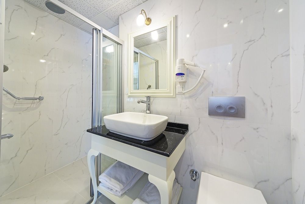 Spectra Hotel Economy Twin Room 5