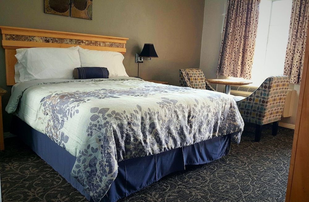 Garden View Inn Standard Room, 1 King Bed 3