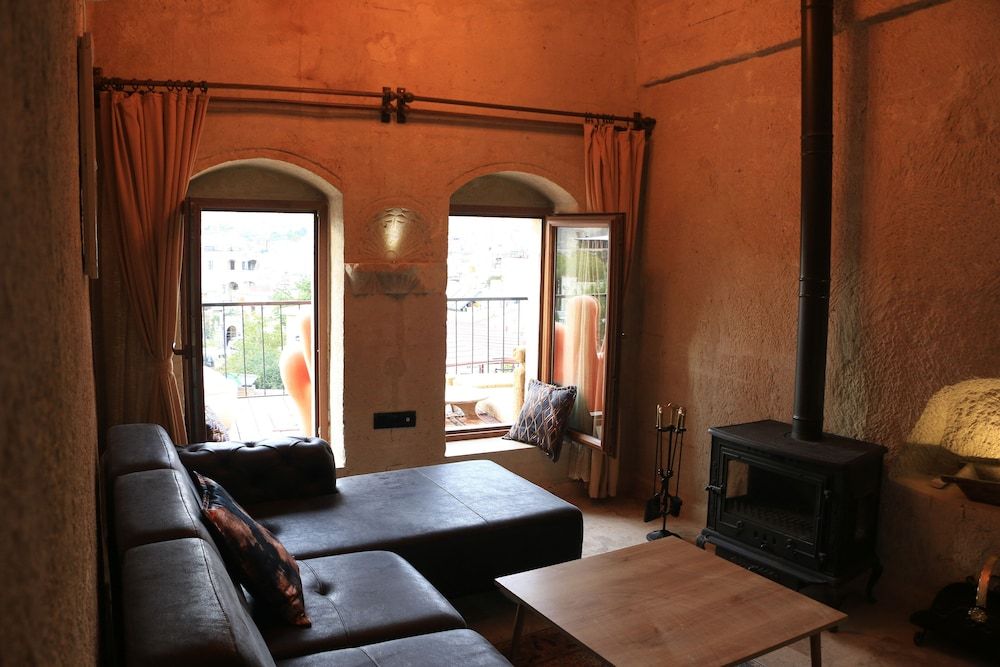 Sunset Cave King Cave Suite 8