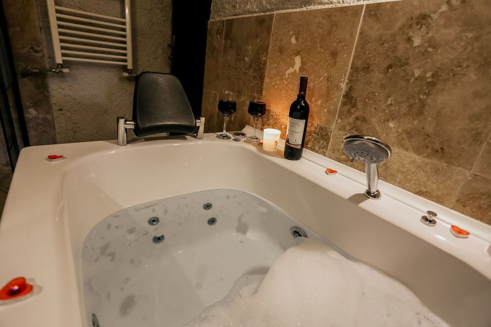 Sunset Cave King Cave Suite 6