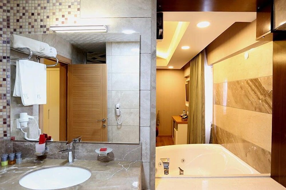 Life Corner Hotel Double or Twin Room 6