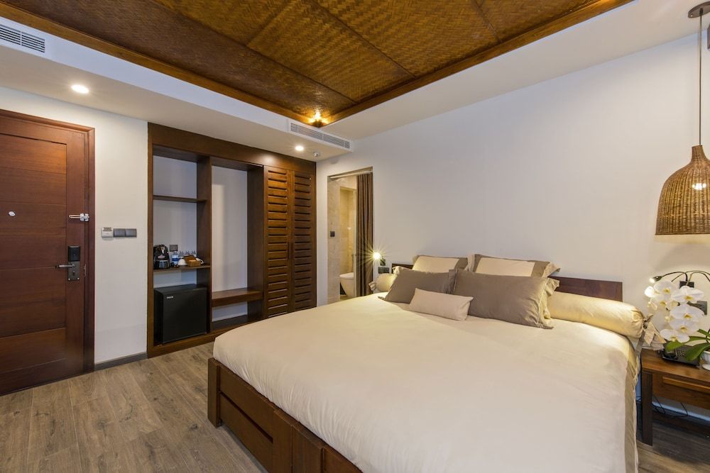 Club Room, Balcony, Garden View