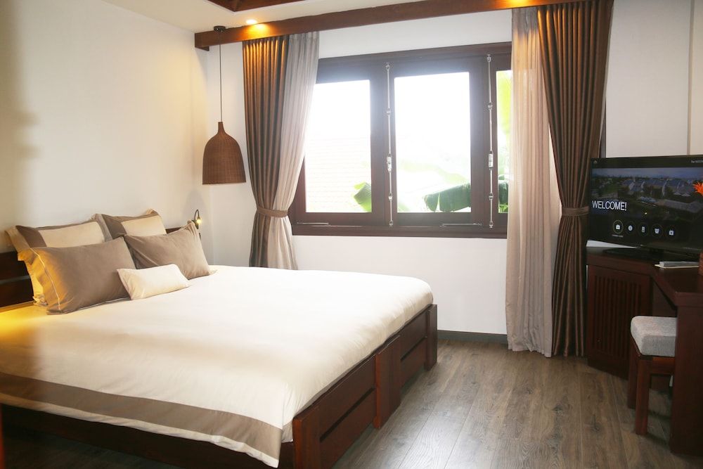 Club Room, Balcony, Garden View