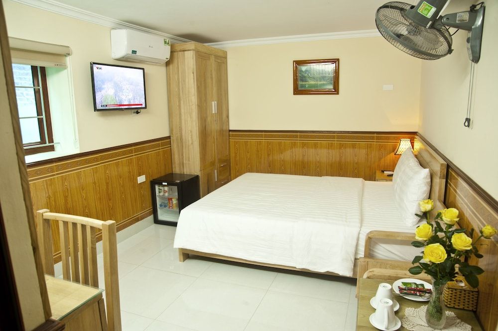 Hoang Giang Homestay Basic Double Room, 1 Queen Bed, Accessible, Garden View 2